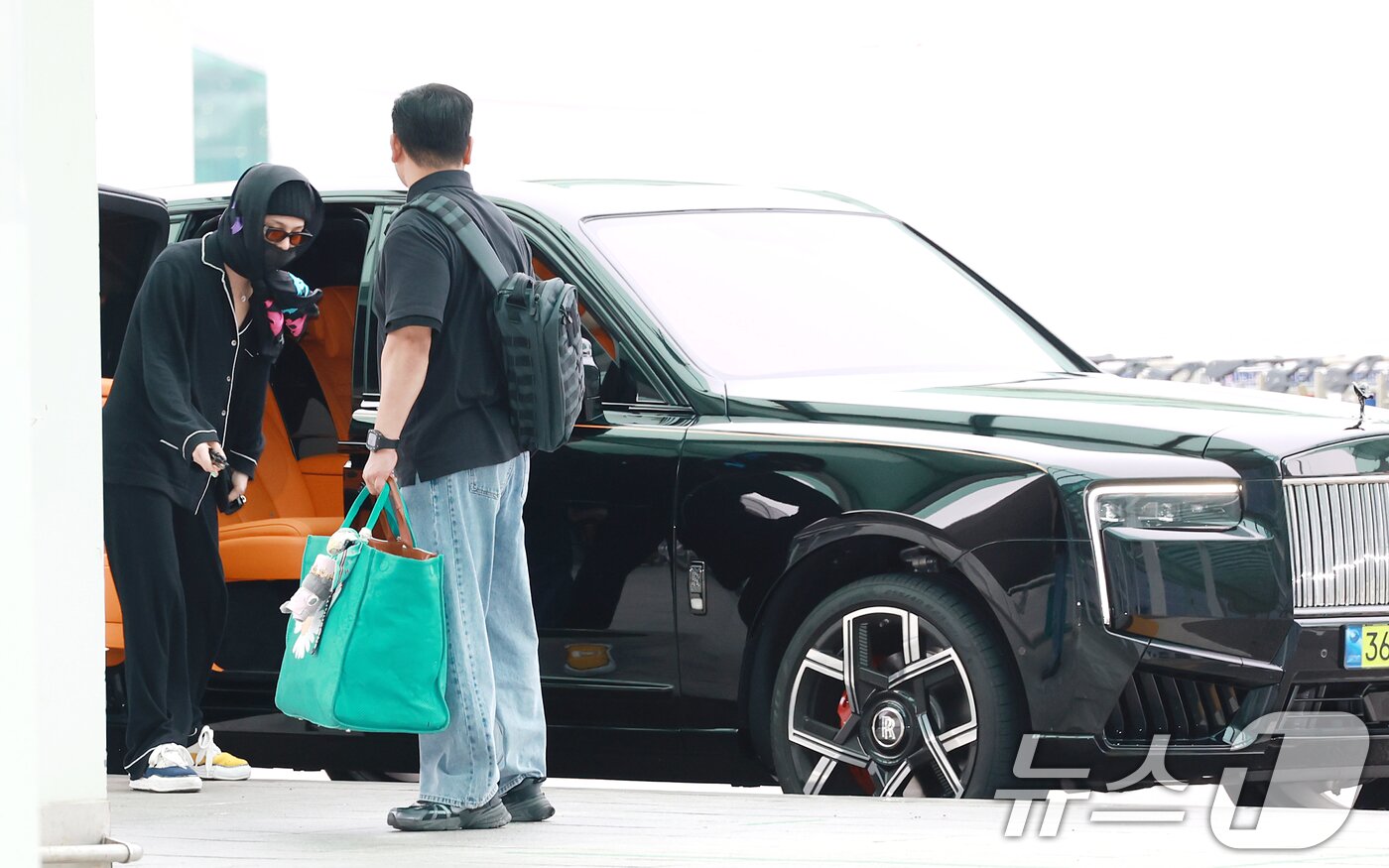 '새 차 샀다' 지드래곤, 출국길 선보인 집 한 채 값 SUV
