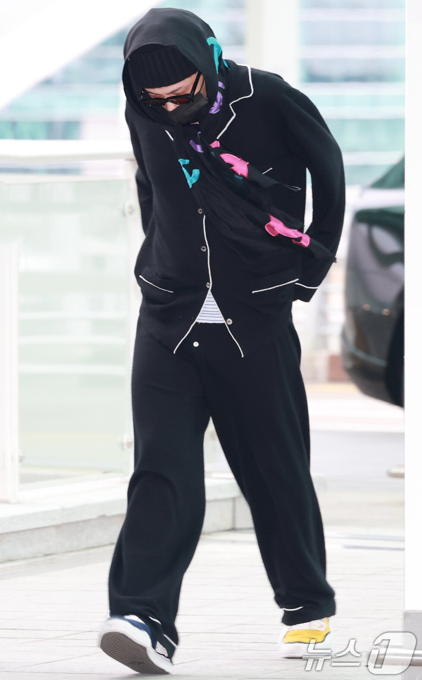 본문 이미지 - 빅뱅 지드래곤(GD)이 20일 오후 인천국제공항에 도착해 미국 뉴욕으로 출국하기 위해 이동하고 있다. ⓒ News1 권현진 기자