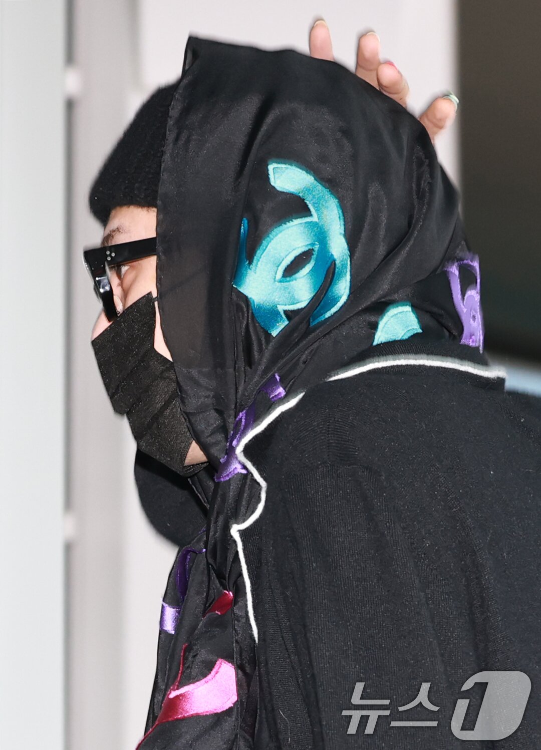 지드래곤, 샤넬 머플러 두르고 출국