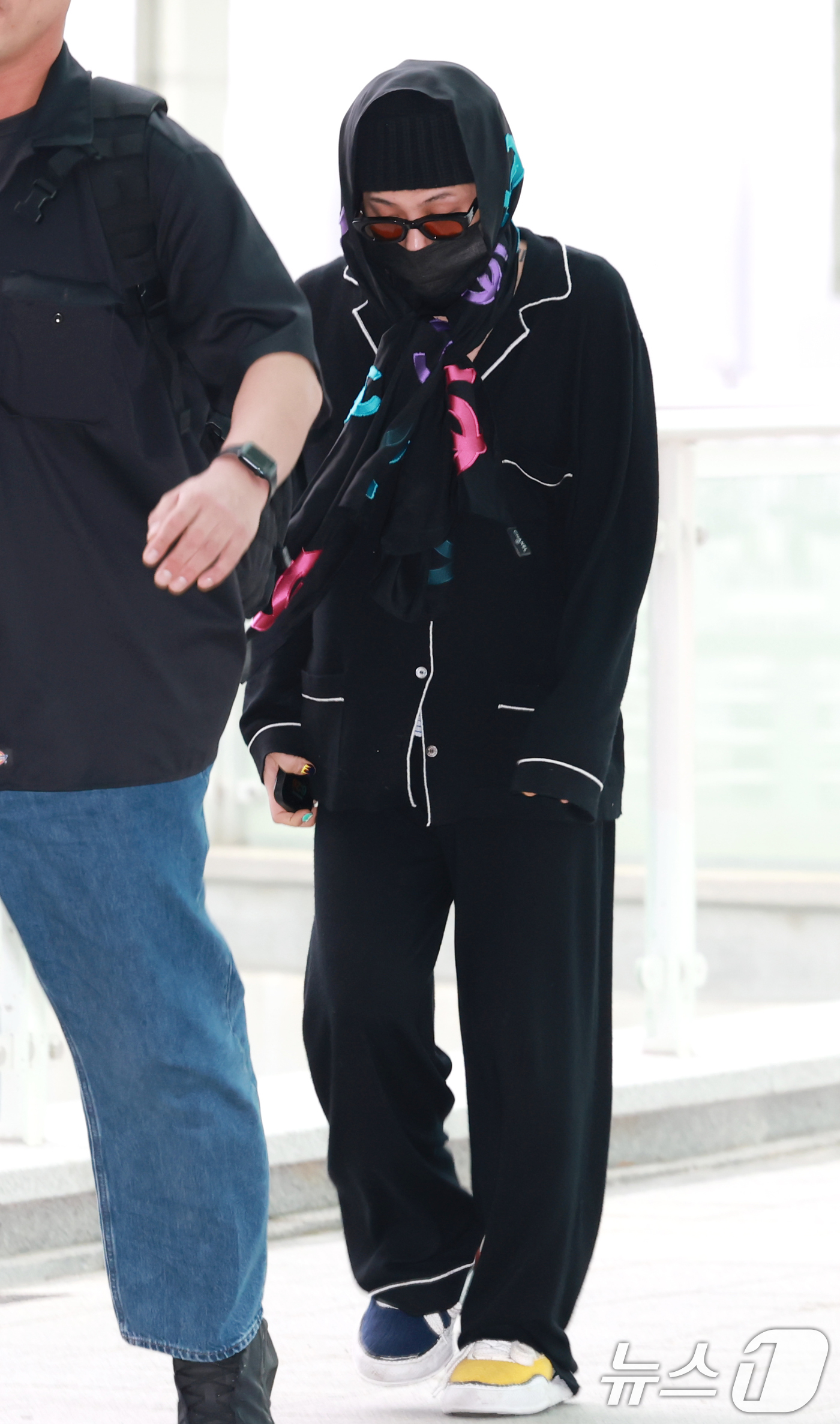 (인천공항=뉴스1) 권현진 기자 = 빅뱅 지드래곤(GD)이 해외 일정을 위해 20일 오후 인천국제공항을 통해 미국 뉴욕으로 출국하고 있다. 2025.8.20/뉴스1