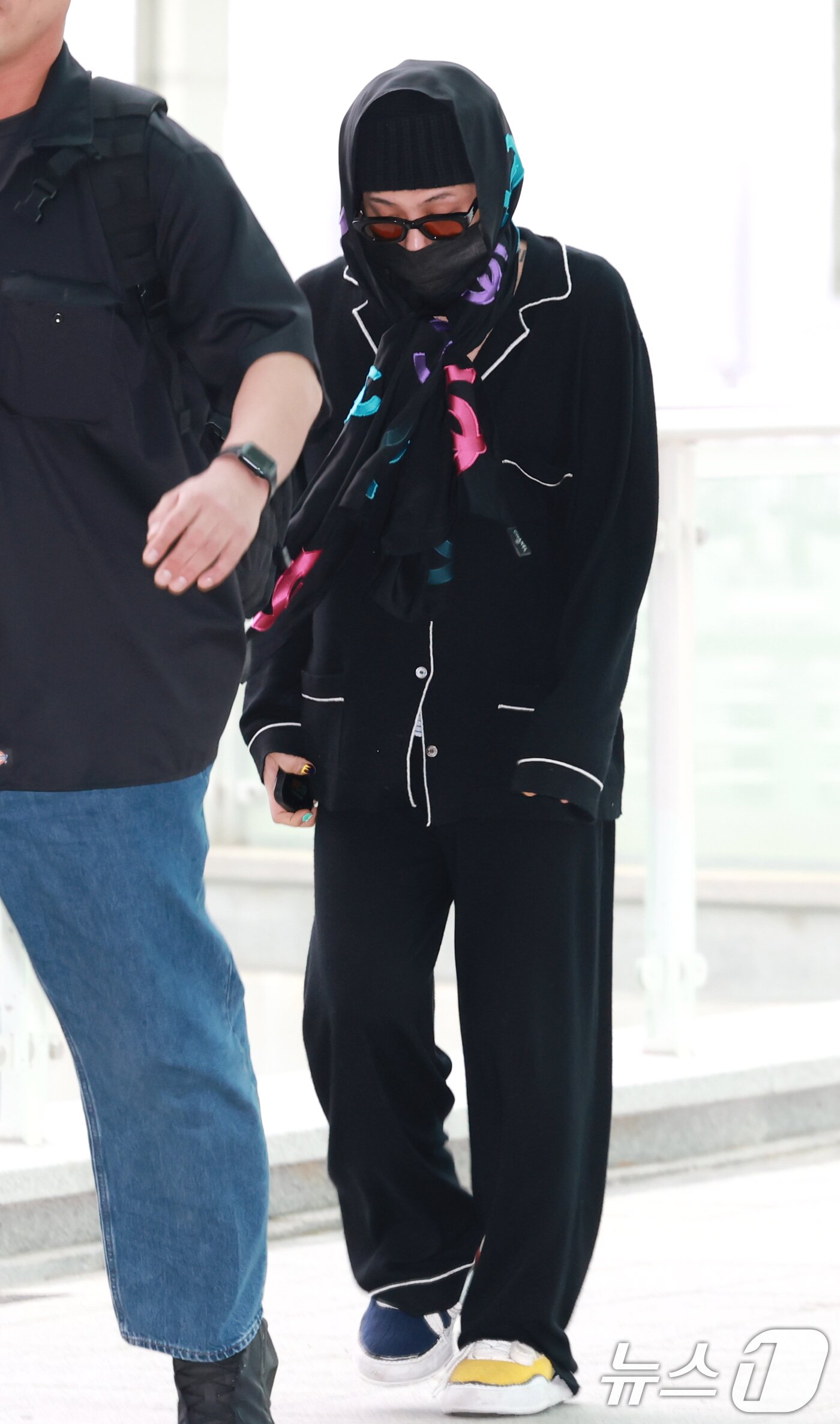 본문 이미지 - 빅뱅 지드래곤(GD)이 해외 일정을 위해 20일 오후 인천국제공항을 통해 미국 뉴욕으로 출국하고 있다. ⓒ News1 권현진 기자