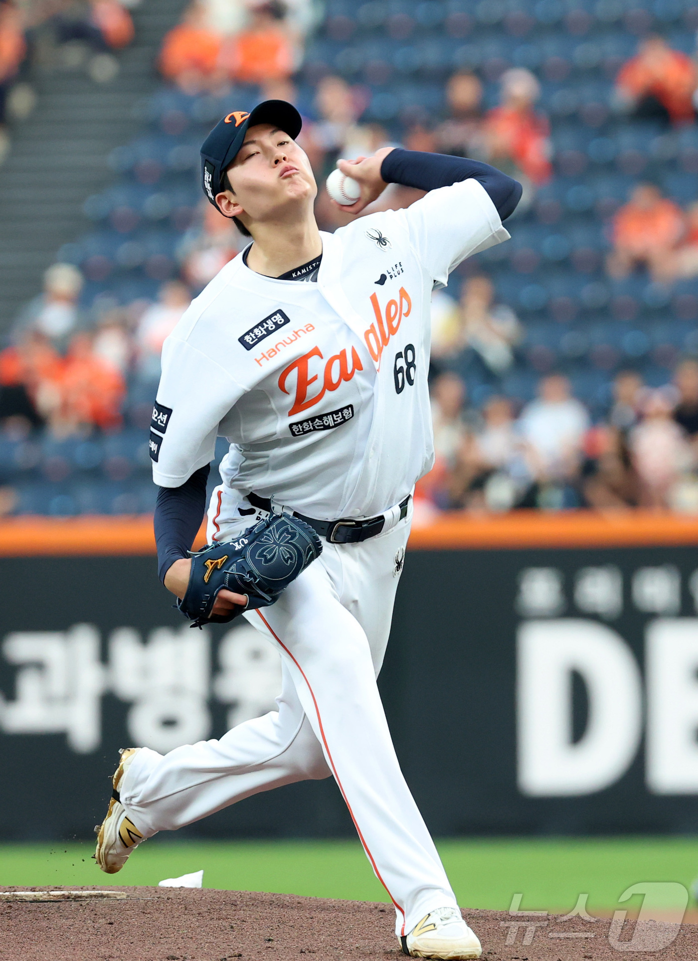 (대전=뉴스1) 김기남 기자 = 20일 대전 한화생명볼파크에서 열린 프로야구 '2025 신한 SOL 뱅크 KBO리그' 한화이글스 대 두산베어스 경기에서 한화 선발 조동욱이 투구하고 …
