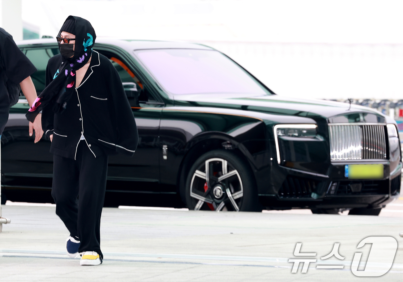 (인천공항=뉴스1) 권현진 기자 = 빅뱅 지드래곤(GD)이 해외 일정을 위해 20일 오후 인천국제공항에 도착해 최고급 SUV 차량에서 내린 뒤 출국장으로 이동하고 있다. 이날 지드 …