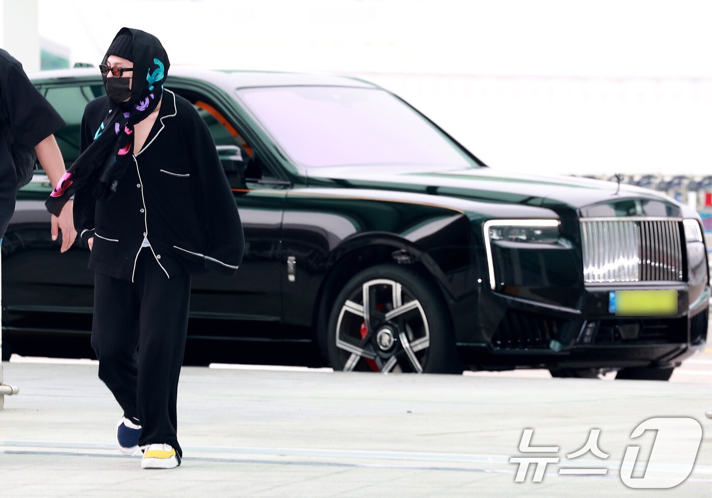 본문 이미지 - 빅뱅 지드래곤(GD)이 해외 일정을 위해 20일 오후 인천국제공항에 도착해 최고급 SUV 차량에서 내린 뒤 출국장으로 이동하고 있다. 이날 지드래곤은 샤넬 로고가 있는 머플러를 머리에 두르고 나타나 눈길을 끌었다. ⓒ News1 권현진 기자