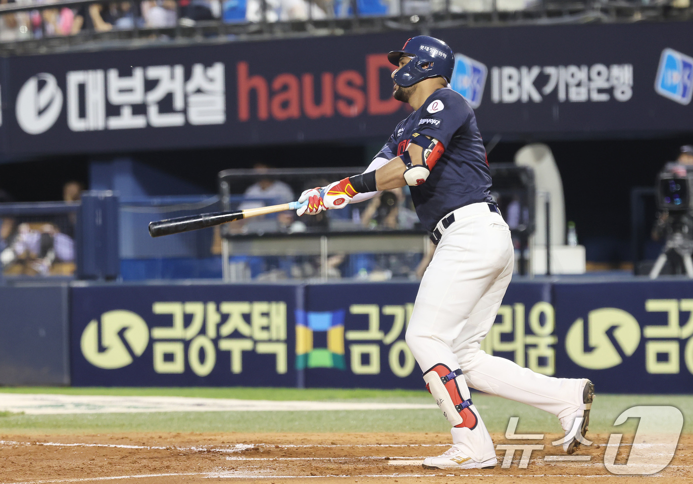 (서울=뉴스1) 장수영 기자 = 20일 서울 송파구 잠실야구장에서 열린 프로야구 '2025 신한 SOL 뱅크 KBO리그' 롯데 자이언츠 대 LG 트윈스 경기, 3회초 롯데 공격 1 …