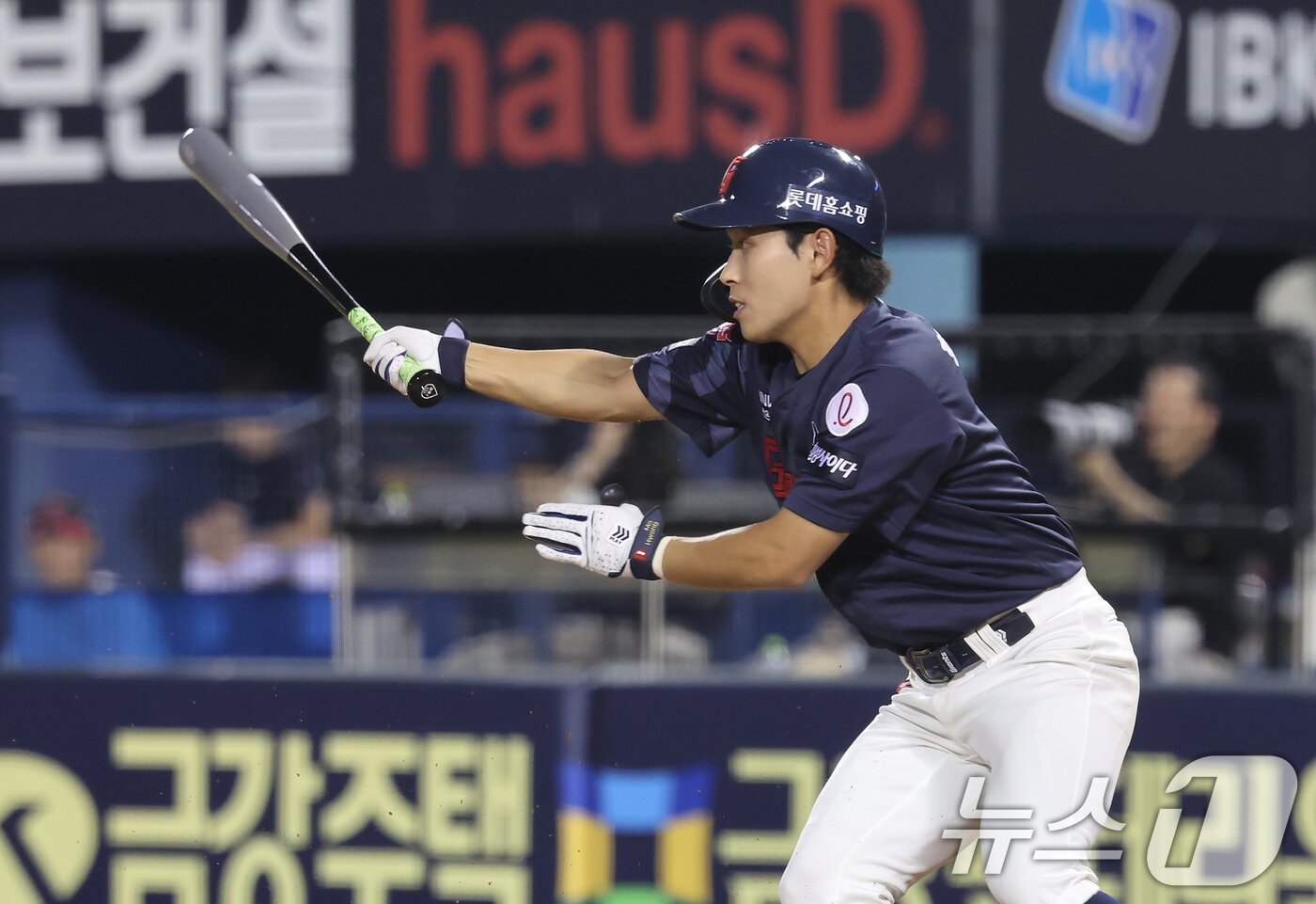본문 이미지 - 20일 서울 송파구 잠실야구장에서 열린 프로야구 '2025 신한 SOL 뱅크 KBO리그' 롯데 자이언츠 대 LG 트윈스 경기, 4회초 롯데 공격 1사 1루 상황에서 타석에 들어선 황성빈이 땅볼을 쳤으나 LG의 야수 선택 및 2루수 송구 실책으로 1사 2, 3루의 찬스가 만들어지고 있다. 2025.8.20 ⓒ 뉴스1 장수영 기자