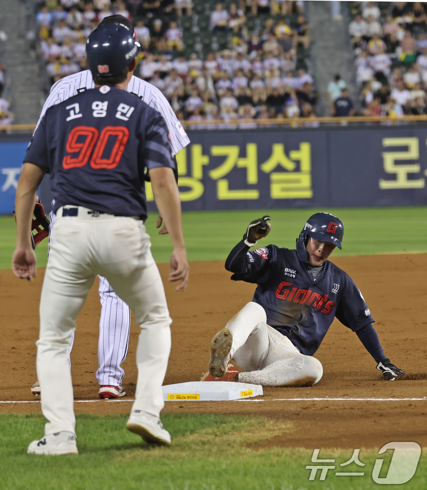 (서울=뉴스1) 장수영 기자 = 20일 서울 송파구 잠실야구장에서 열린 프로야구 '2025 신한 SOL 뱅크 KBO리그' 롯데 자이언츠 대 LG 트윈스 경기, 4회초 롯데 공격 1 …