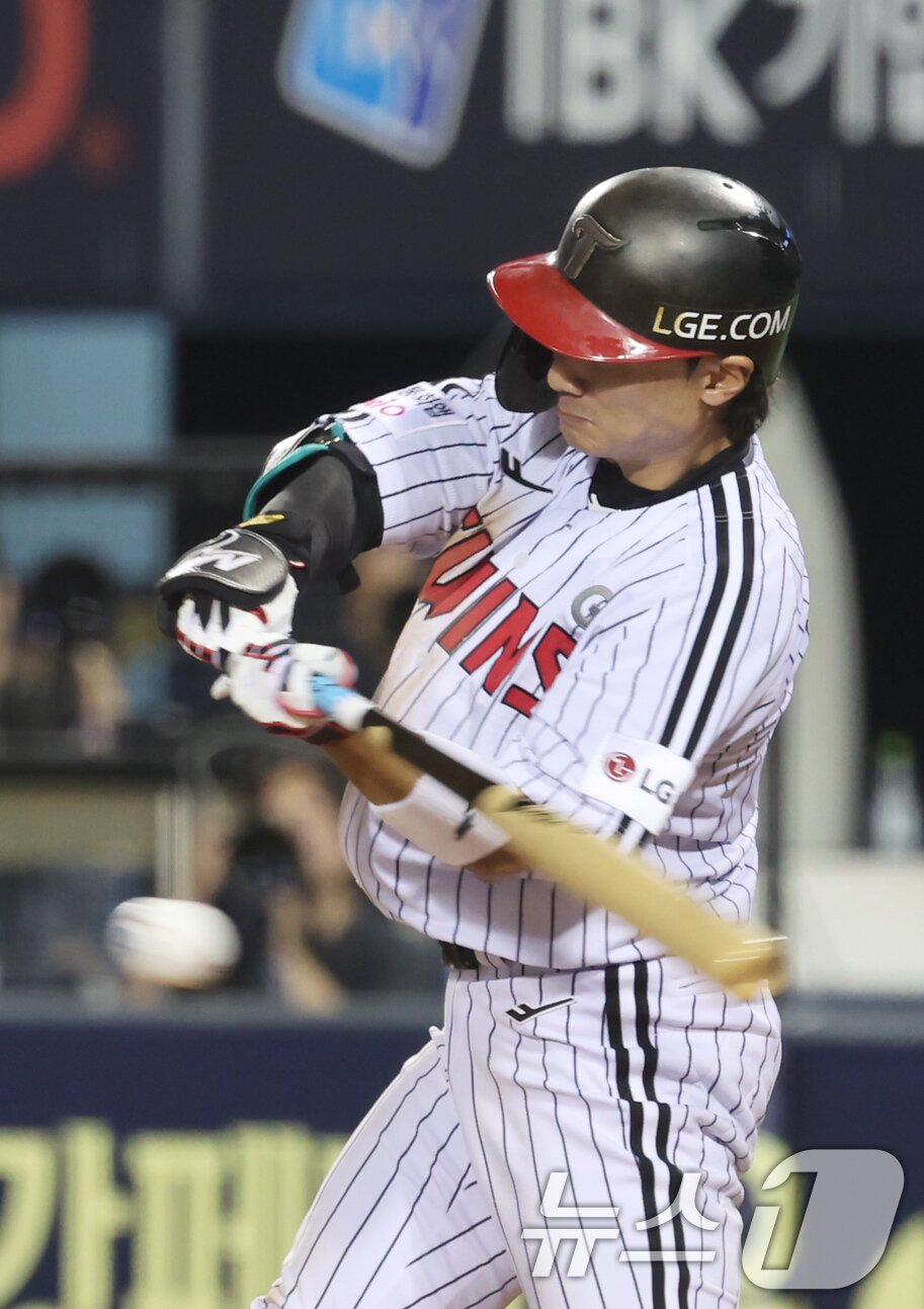본문 이미지 - 20일 서울 송파구 잠실야구장에서 열린 프로야구 &#39;2025 신한 SOL 뱅크 KBO리그&#39; 롯데 자이언츠 대 LG 트윈스 경기, 7회말 LG 공격 1사 상황에서 신민재가 내야안타를 치고 있다. 2025.8.20/뉴스1 ⓒ News1 장수영 기자