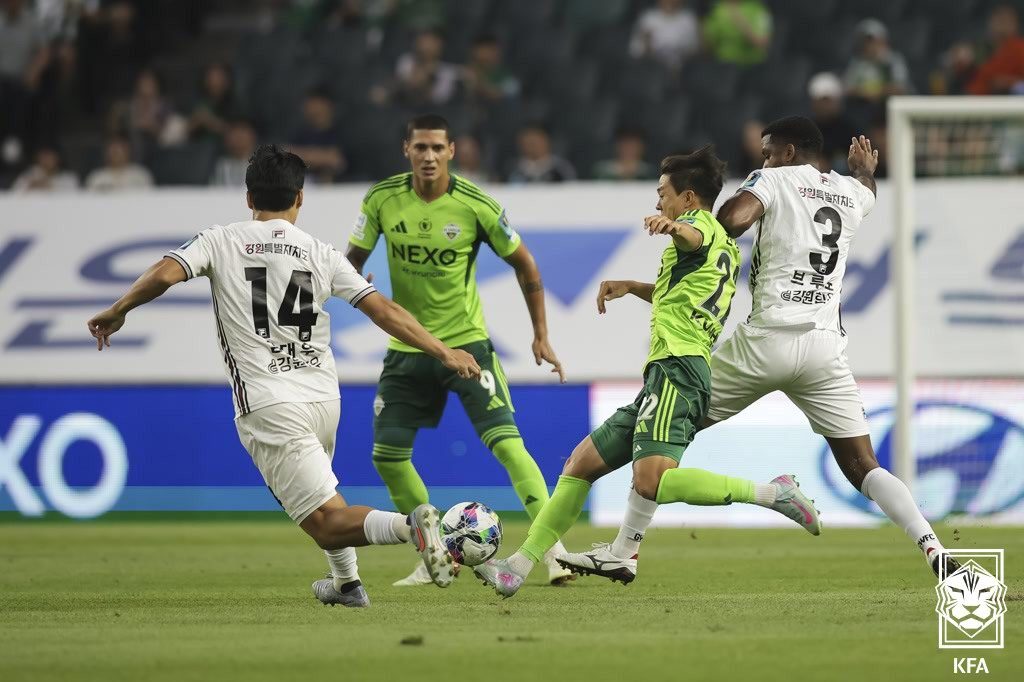 본문 이미지 - 전북과 강원의 코리아컵 4강 1차전 경기 모습(대한축구협회 제공) 