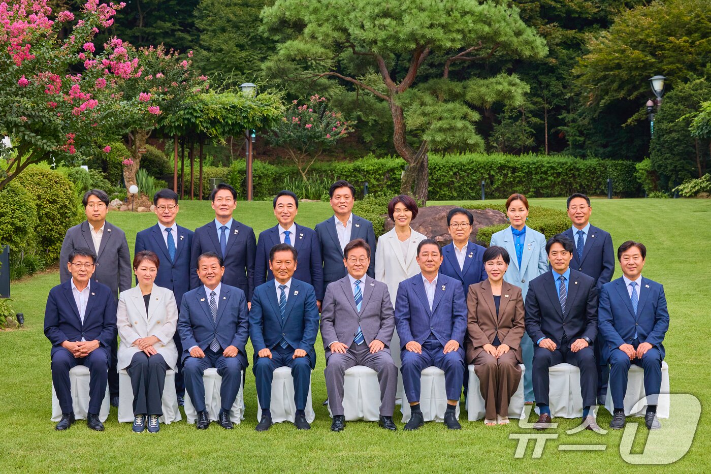 본문 이미지 - 이재명 대통령이 20일 서울 한남동 관저에서 정청래 대표, 김병기 원내대표 등 더불어민주당 신임 지도부와 가진 만찬에서 기념촬영을 하고 있다. (대통령실 제공. 재판매 및 DB 금지) 2025.8.20/뉴스1 ⓒ News1 허경 기자