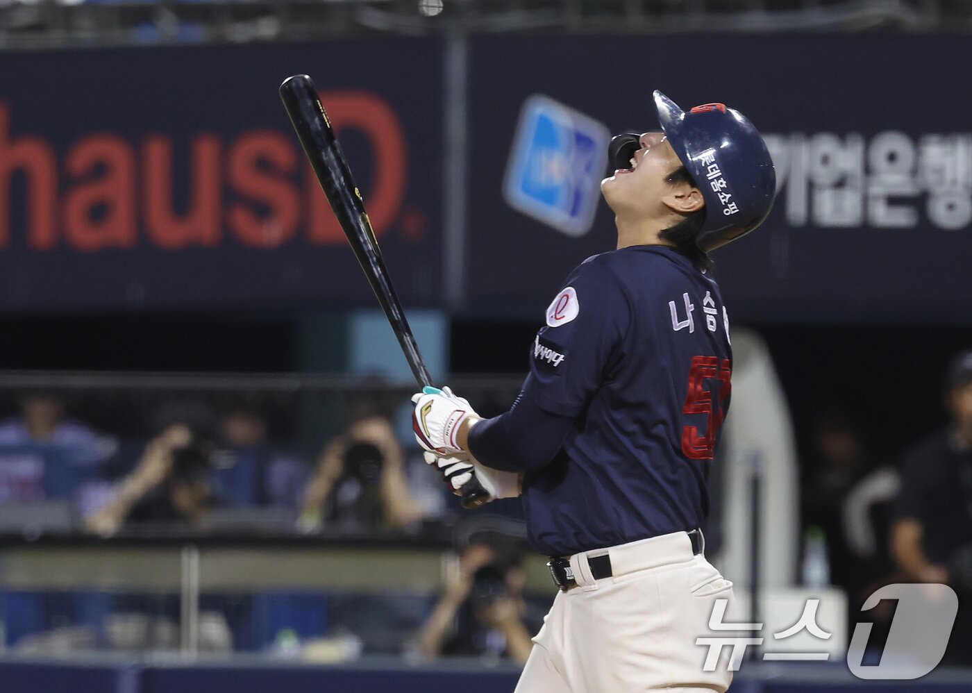 본문 이미지 - 20일 서울 송파구 잠실야구장에서 열린 프로야구 &#39;2025 신한 SOL 뱅크 KBO리그&#39; 롯데 자이언츠 대 LG 트윈스 경기, 8회초 롯데 공격 2사 2루 상황에서 나승엽이 삼진 아웃되자 아쉬워하고 있다. 2025.8.20/뉴스1 ⓒ News1 장수영 기자