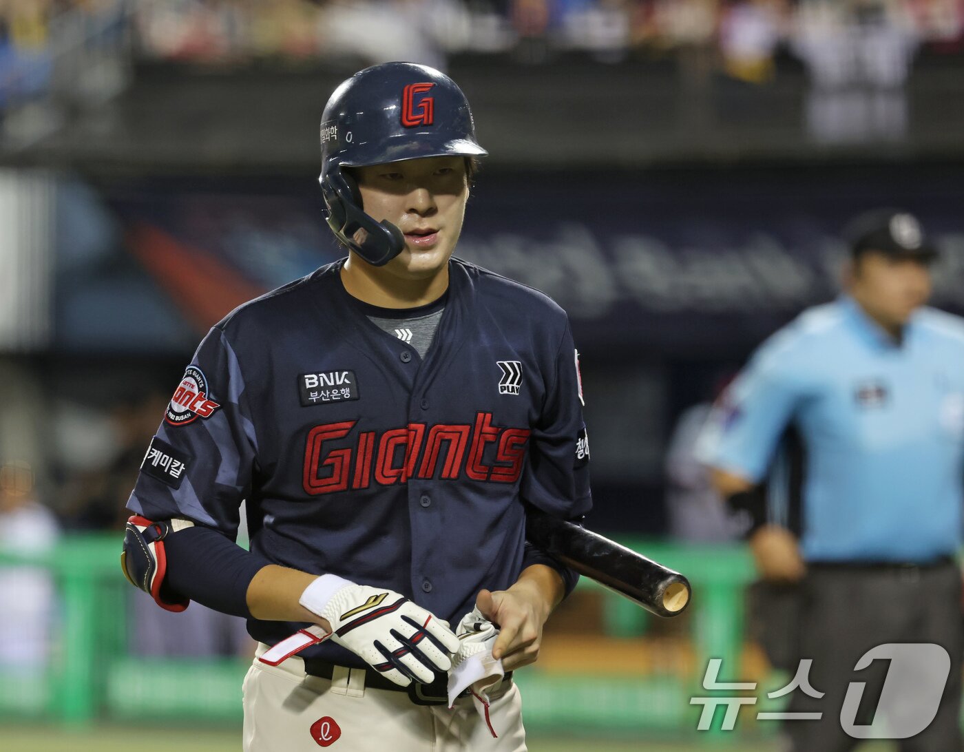 본문 이미지 - 20일 서울 송파구 잠실야구장에서 열린 프로야구 '2025 신한 SOL 뱅크 KBO리그' 롯데 자이언츠 대 LG 트윈스 경기, 8회초 롯데 공격 2사 2루 상황에서 나승엽이 삼진 아웃되자 아쉬워하고 있다. 2025.8.20/뉴스1 ⓒ News1 장수영 기자