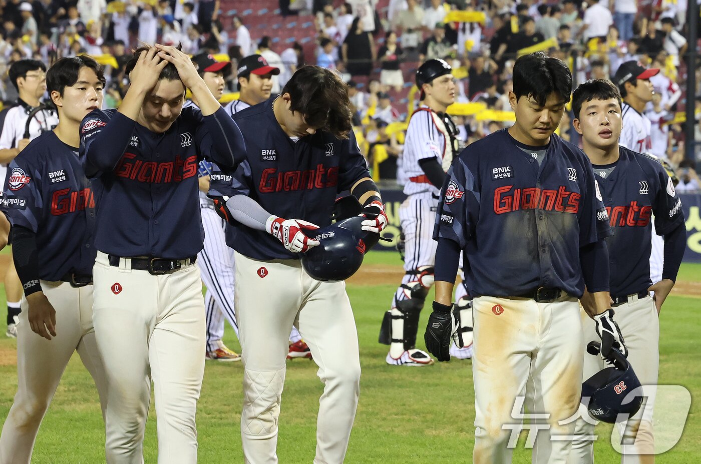 본문 이미지 - 고개 숙인 롯데 자이언츠 선수들. 2025.8.20/뉴스1 ⓒ News1 장수영 기자