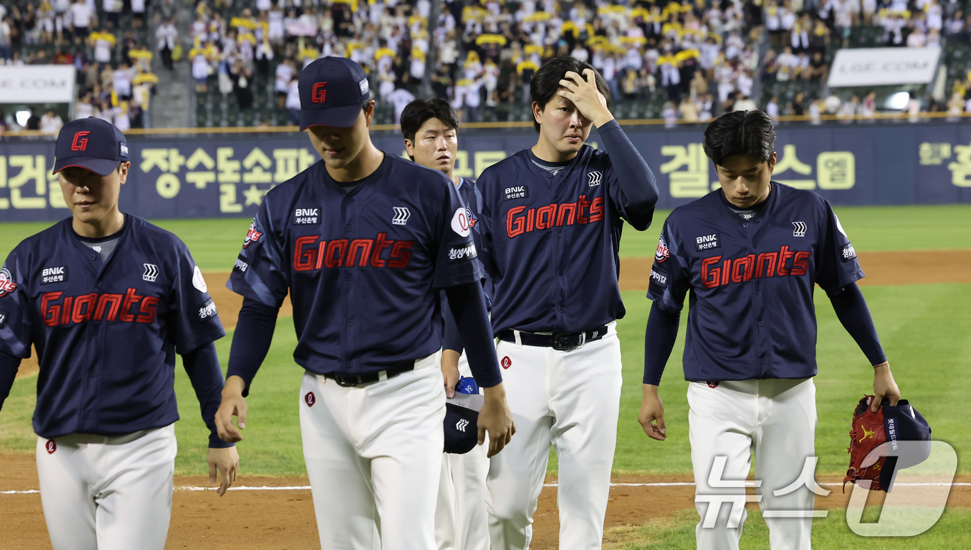(서울=뉴스1) 장수영 기자 = 20일 서울 송파구 잠실야구장에서 열린 프로야구 '2025 신한 SOL 뱅크 KBO리그' 롯데 자이언츠 대 LG 트윈스 경기에서 패배하면서 22년 …