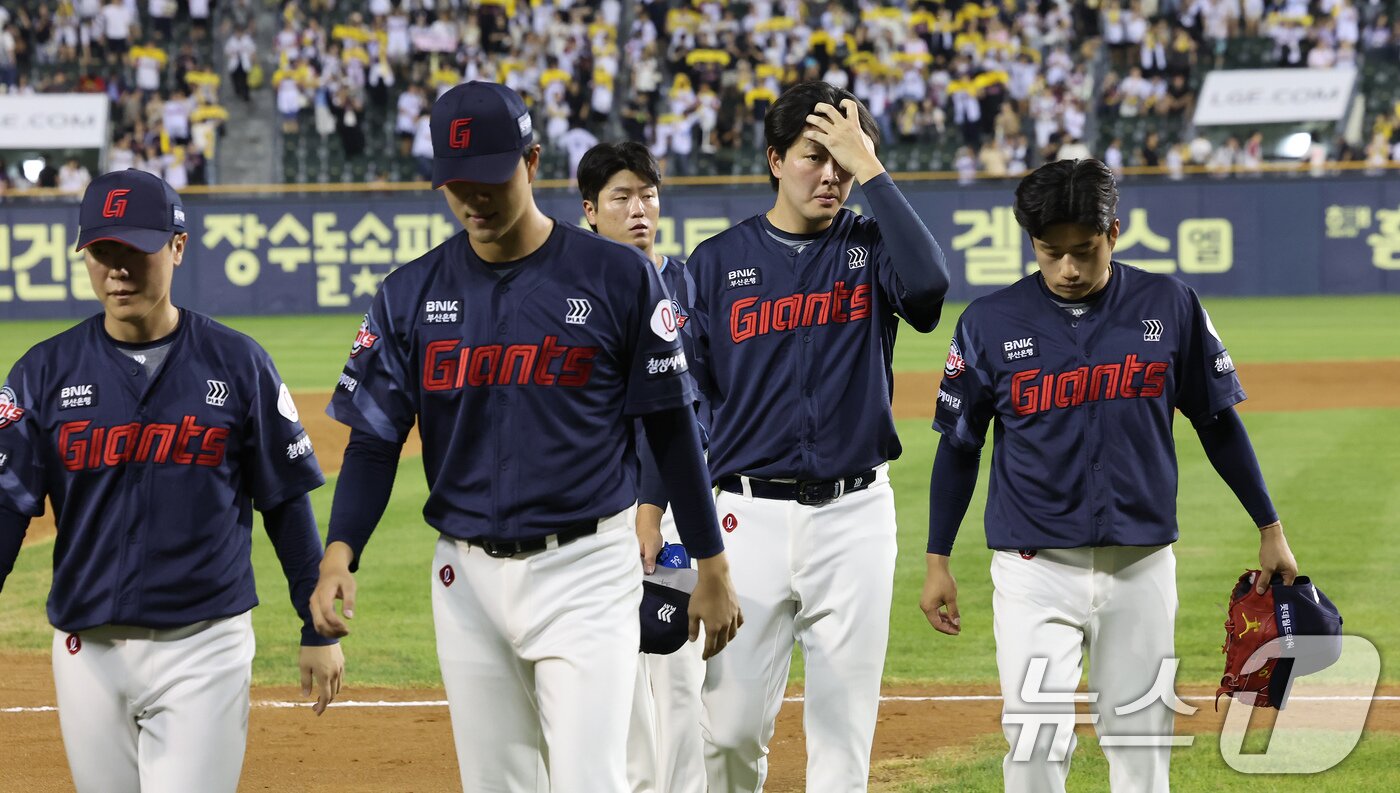 본문 이미지 - 3위에서 7위로 급격하게 추락한 롯데 자이언츠. /뉴스1 DB ⓒ News1 장수영 기자