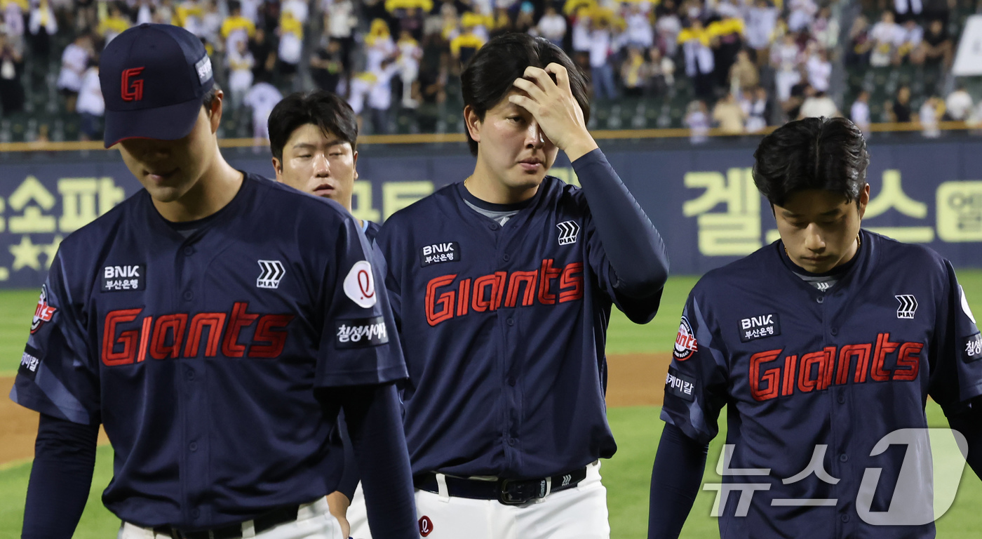 (서울=뉴스1) 장수영 기자 = 20일 서울 송파구 잠실야구장에서 열린 프로야구 '2025 신한 SOL 뱅크 KBO리그' 롯데 자이언츠 대 LG 트윈스 경기에서 패배하면서 22년 …