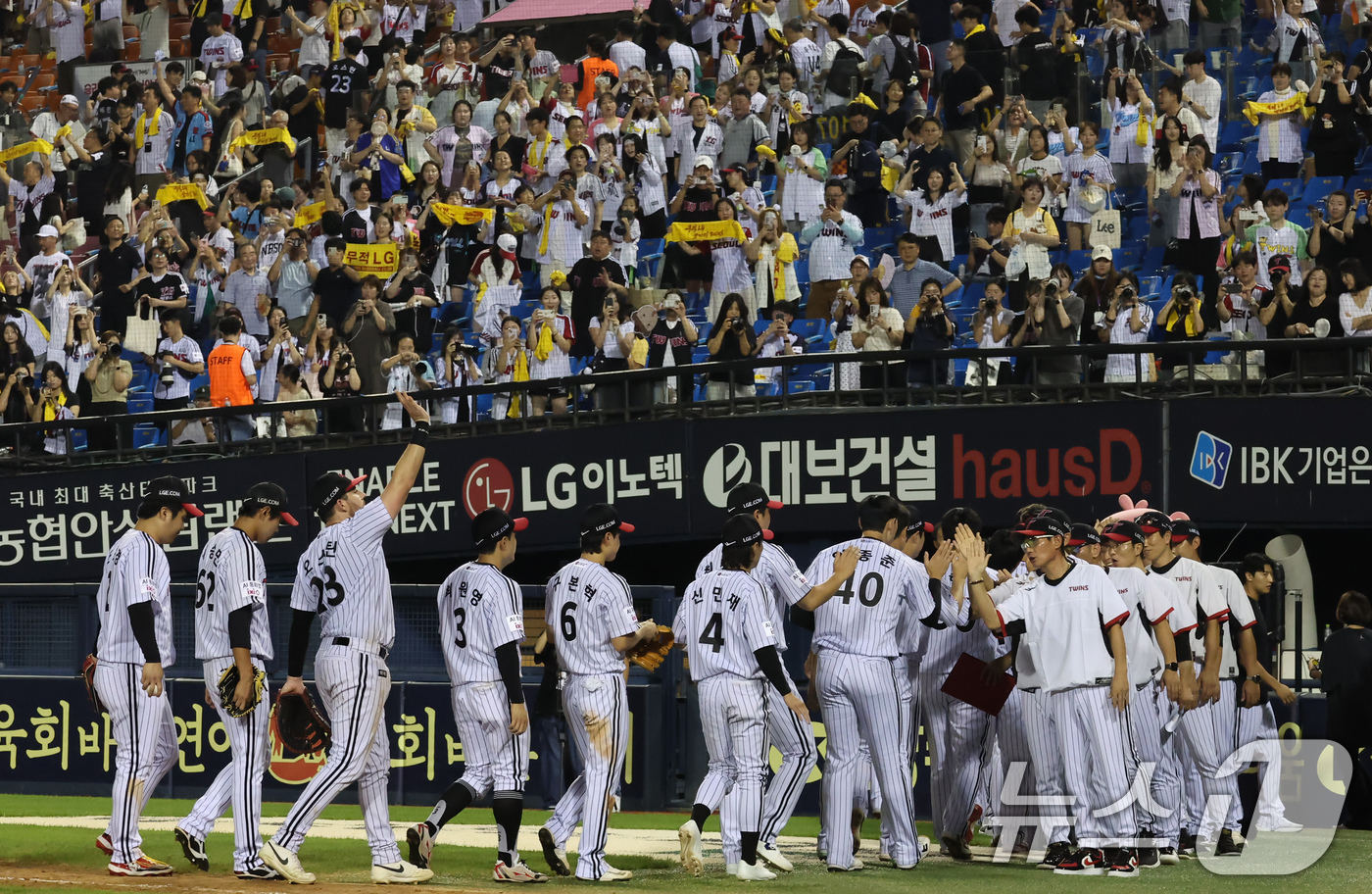 (서울=뉴스1) 장수영 기자 = 20일 서울 송파구 잠실야구장에서 열린 프로야구 '2025 신한 SOL 뱅크 KBO리그' 롯데 자이언츠 대 LG 트윈스 경기에서 5대 3으로 승리한 …