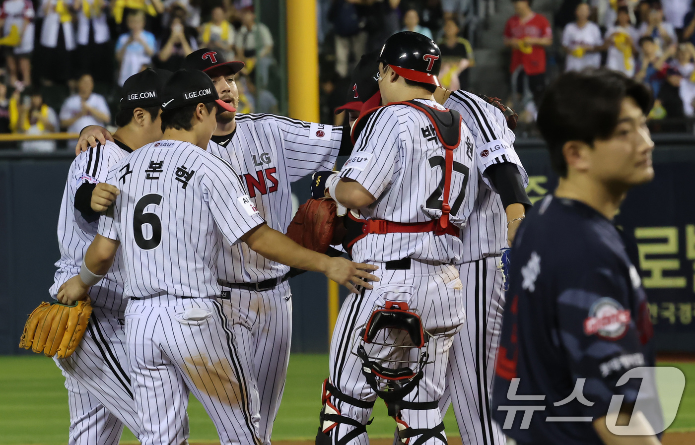 (서울=뉴스1) 장수영 기자 = 20일 서울 송파구 잠실야구장에서 열린 프로야구 '2025 신한 SOL 뱅크 KBO리그' 롯데 자이언츠 대 LG 트윈스 경기에서 5대 3으로 승리한 …