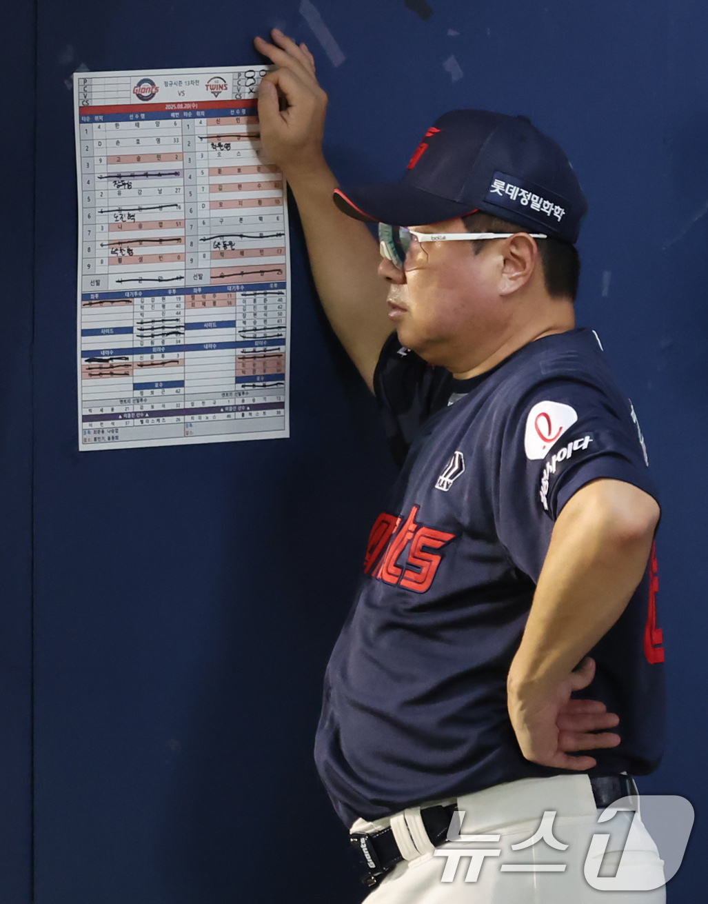 (서울=뉴스1) 장수영 기자 = 20일 서울 송파구 잠실야구장에서 열린 프로야구 '2025 신한 SOL 뱅크 KBO리그' 롯데 자이언츠 대 LG 트윈스 경기에서 김태형 감독이 경기 …