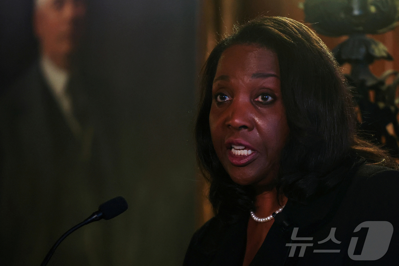 (뉴욕 로이터=뉴스1) 강민경 기자 = 리사 쿡 미국 연방준비제도 이사가 지난 6월 25일 뉴욕시에서 열린 이코노믹 클럽 행사에서 연설하고 있다. 2025.6.25ⓒ 로이터=뉴스1 …