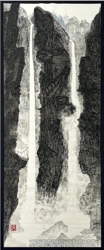 본문 이미지 - 박대성 Park, Dae Sung, 폭포, 2025, Ink and color on paper, 700 x 300cm (리안갤러리 대구 제공)