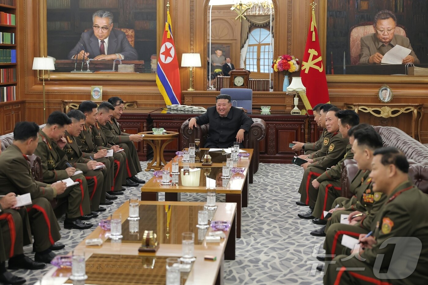 본문 이미지 - &#40;평양 노동신문=뉴스1&#41; = 김정은 북한 노동당 총비서가 지난 8월 20일 조선민주주의인민공화국 국가표창수여식에 참가하기 위해 귀국한 조선인민군 해외작전부대 주요지휘관들을 만난 모습. [국내에서만 사용가능. 재배포 금지. DB 금지. For Use Only in the Republic of Korea. Redistribution Prohibited] rodongphoto@news1.kr