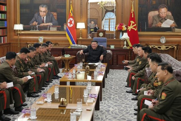 러 파병 지휘관에 '맞담배' 허용한 김정은…북한식 '최고의 예우'