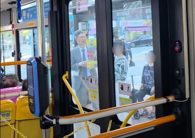 "버스 기다리는 문형배, 훈훈"…부산서 찍힌 '이 장면' 