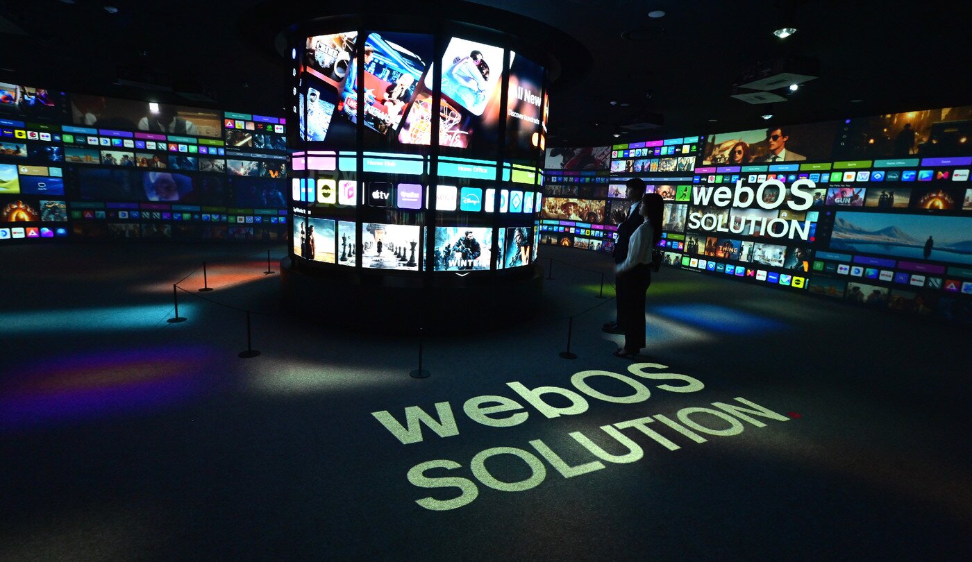 본문 이미지 - 'LG전자 플래그십 D5' 비전홀에서는 투명 OLED를 활용한 조형물로 LG전자의 비전과 바다, 은하수, 스테인드글라스 등 미디어 아트를 선보인다(LG전자 제공). ⓒ 뉴스1