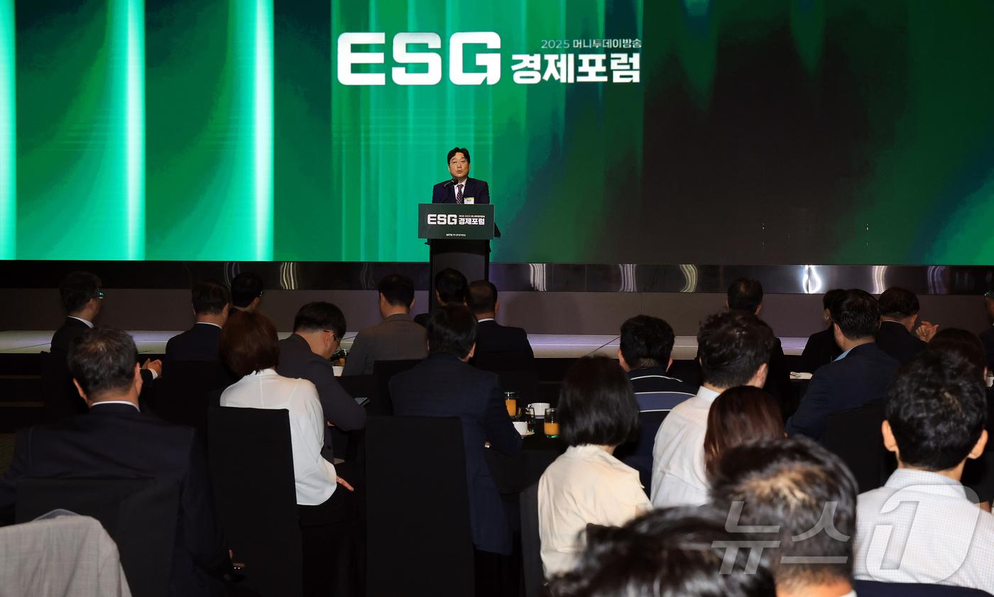 (서울=뉴스1) 김진환 기자 = 유승호 머니투데이방송 대표이사가 21일 오전 서울 영등포구 여의도 글래드호텔에서 열린 제6회 2025 머니투데이방송 ESG 경제포럼  ‘2025 상 …