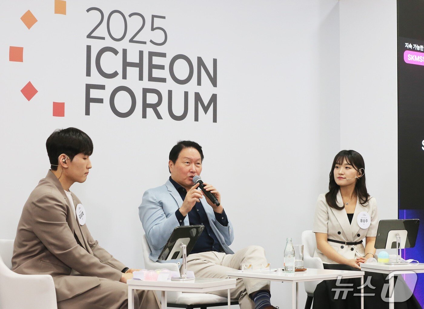 본문 이미지 - 최태원 SK그룹 회장이 지난 20일 SK서린사옥에서 열린 '이천포럼 2025' 폐막 세션에서 구성원들과 질의응답 시간을 갖고 있다.(SK수펙스추구협의회 제공)