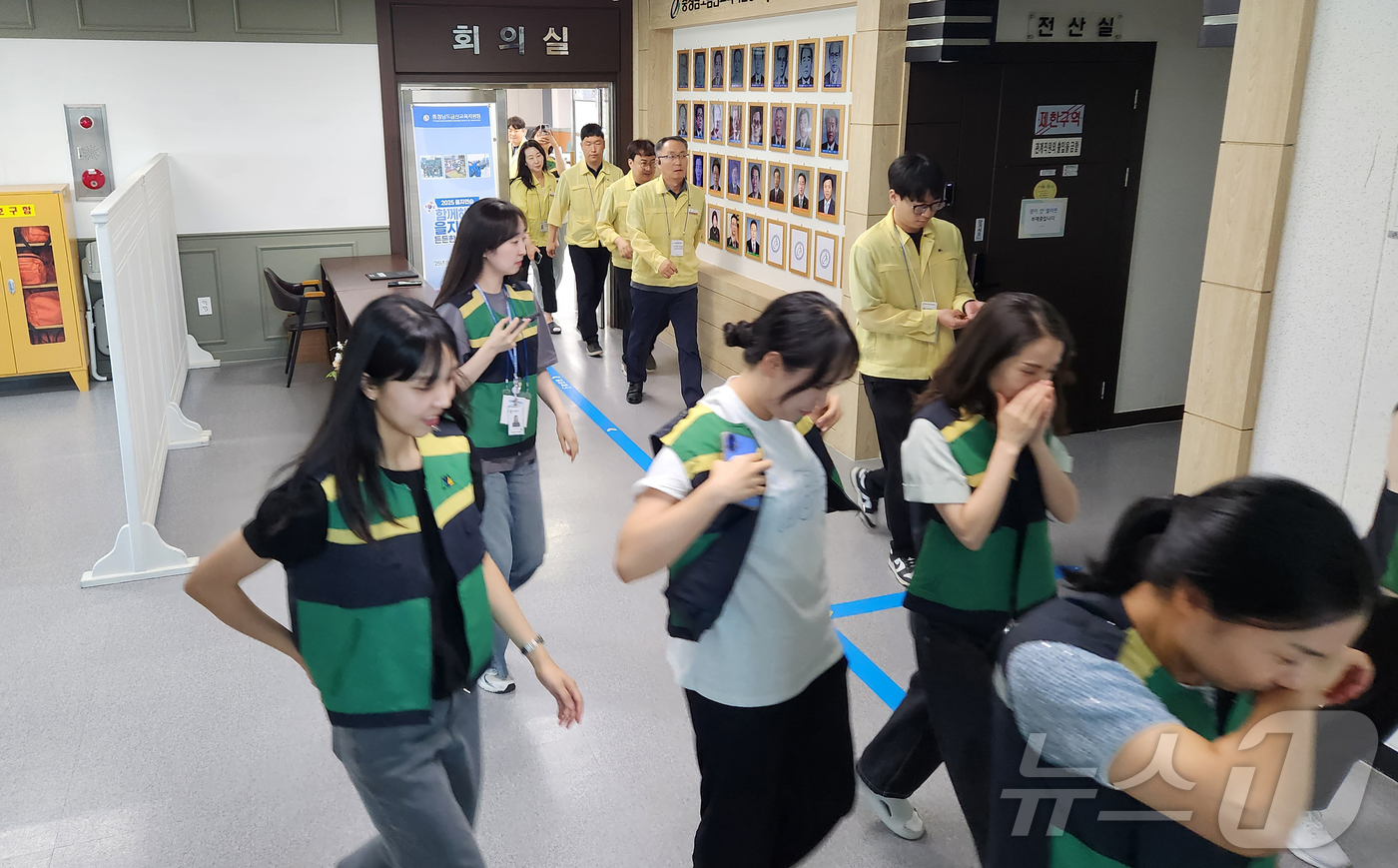 (금산=뉴스1) 이동원 기자 = 금산교육지원청(교육장 이인원)은 지난 20일 오후 2시, 을지연습의 일환으로 전 직원을 대상으로 민방위 대피훈련을 실시하며 비상상황 대응 역량 강화 …