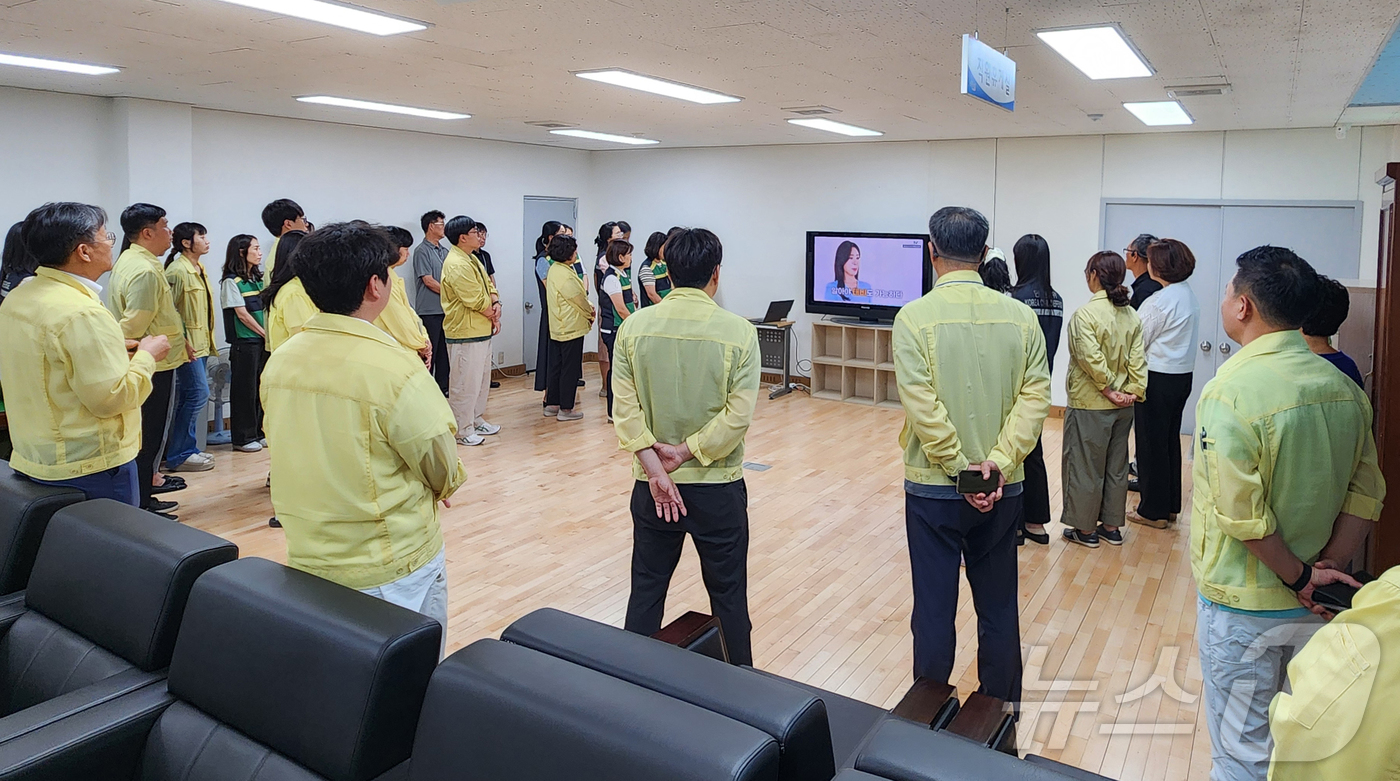 (금산=뉴스1) 이동원 기자 = 금산교육지원청(교육장 이인원)은 지난 20일 오후 2시, 을지연습의 일환으로 전 직원을 대상으로 민방위 대피훈련을 실시하며 비상상황 대응 역량 강화 …