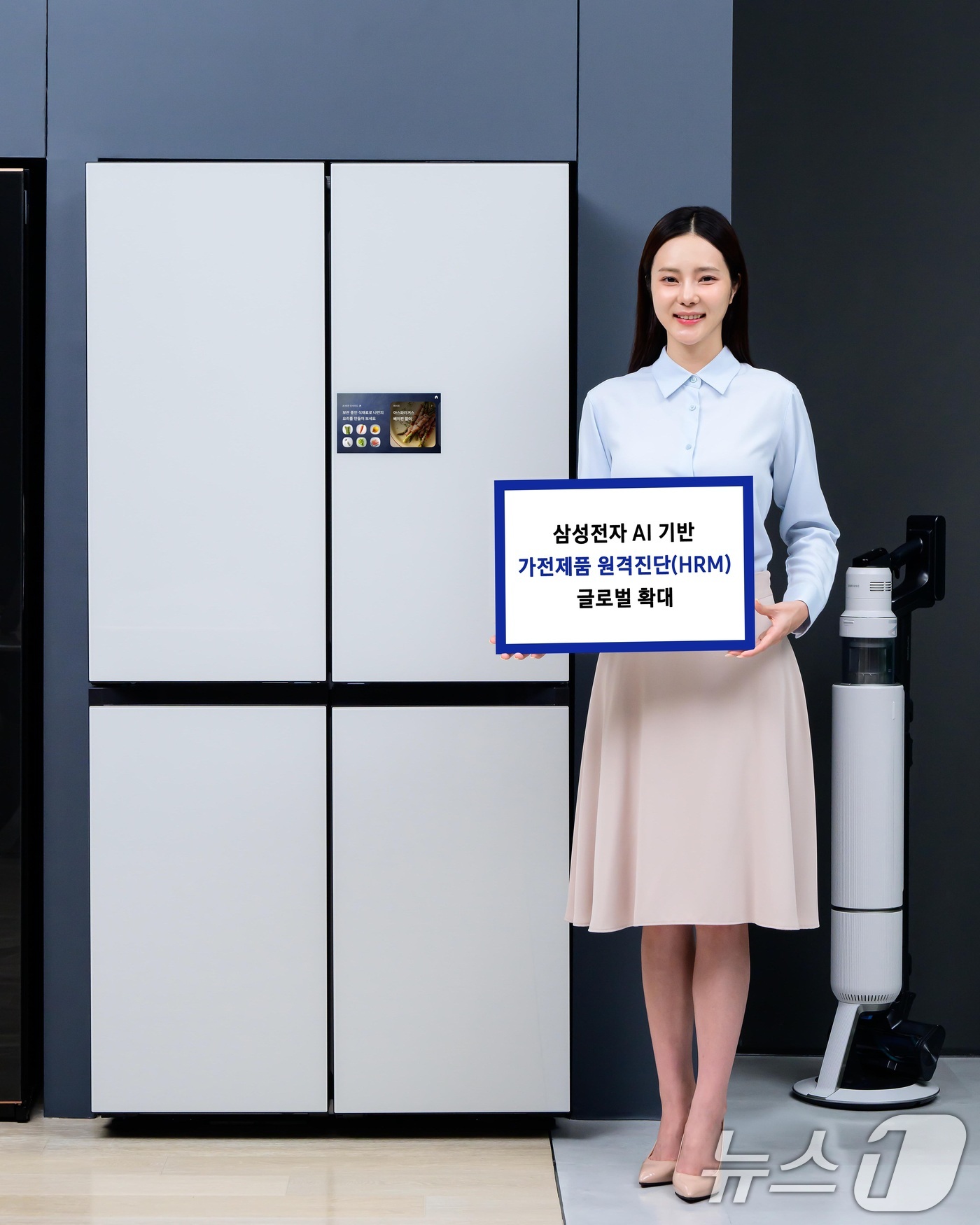 (서울=뉴스1) = 삼성전자가 고객이 보유한 가전제품의 상태를 AI로 분석해 진단하는 '가전 제품 원격진단' 서비스를 글로벌 120여 개 국가로 확대했다고 21일 밝혔다.모델이 ' …