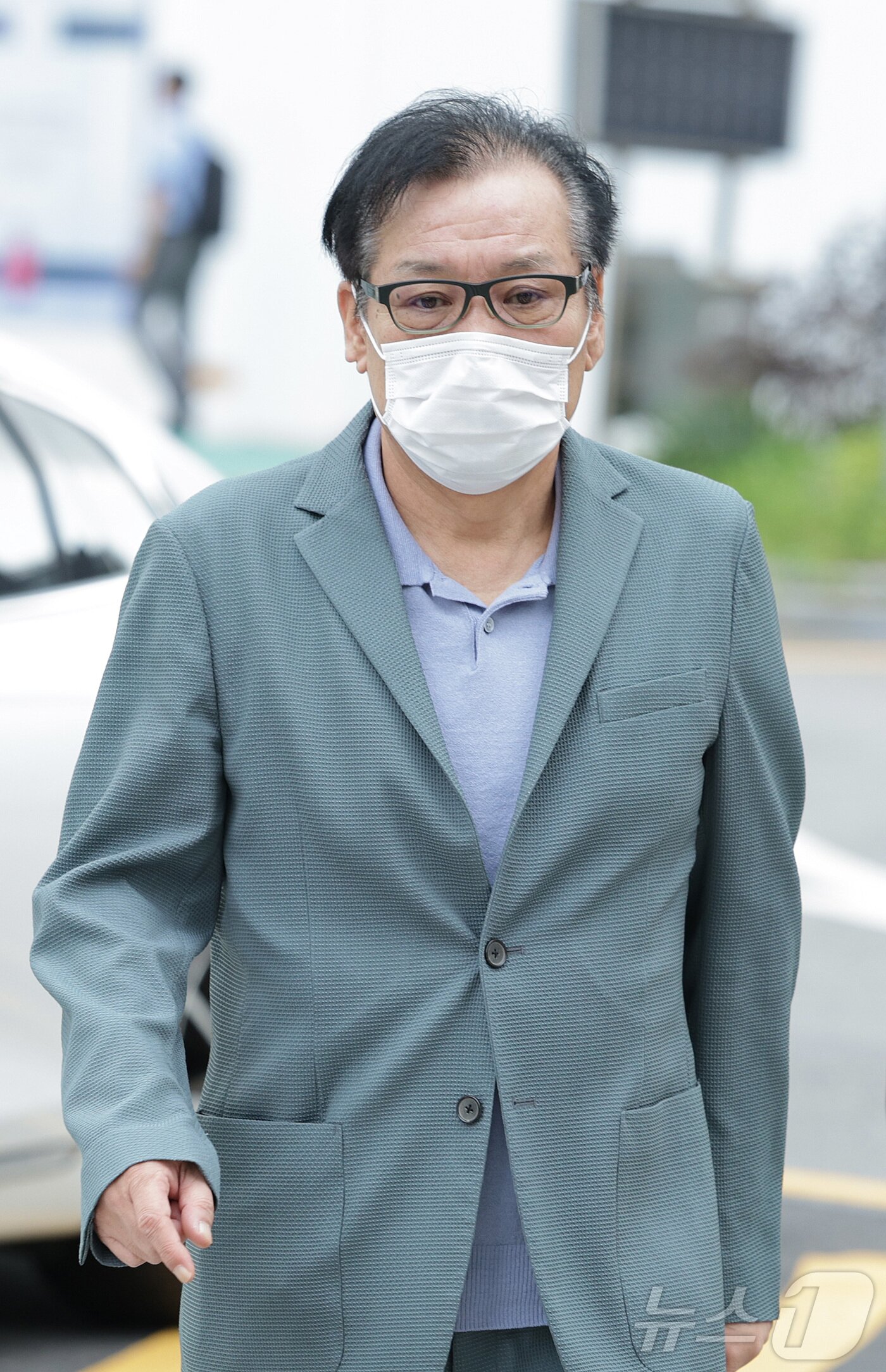 본문 이미지 - 김건희 여사와 친분을 이용해 각종 청탁을 받은 의혹이 제기된 건진법사 전성배 씨가 21일 서울 종로구에 마련된 민중기 특별검사팀(김건희 특검팀) 사무실로 향하고 있다. 2025.8.21/뉴스1 ⓒ News1 신웅수 기자