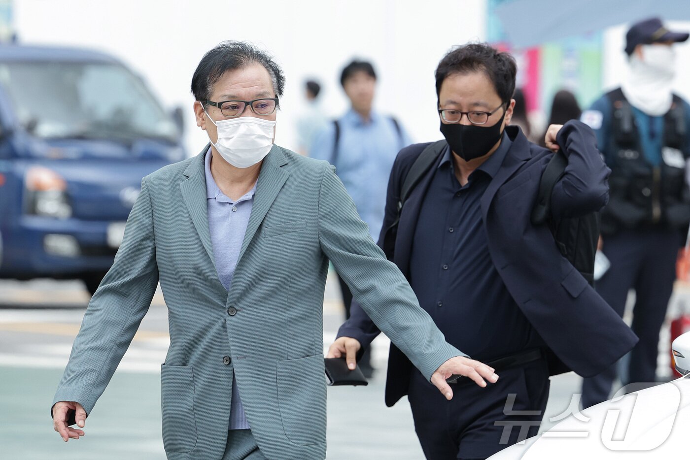 본문 이미지 - 김건희 여사와 친분을 이용해 각종 청탁을 받은 의혹이 제기된 건진법사 전성배 씨가 21일 서울 종로구에 마련된 민중기 특별검사팀(김건희 특검팀) 사무실로 향하고 있다. 2025.8.21/뉴스1 ⓒ News1 신웅수 기자