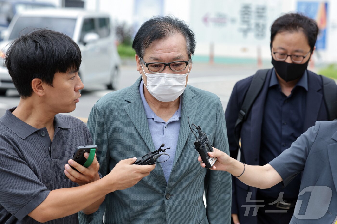 본문 이미지 - 김건희 여사와 친분을 이용해 각종 청탁을 받은 의혹이 제기된 건진법사 전성배 씨가 지난 8월21일 서울 종로구에 마련된 민중기 특별검사팀&#40;김건희 특검팀&#41; 사무실로 향하고 있다. 2025.8.21/뉴스1 ⓒ News1 신웅수 기자