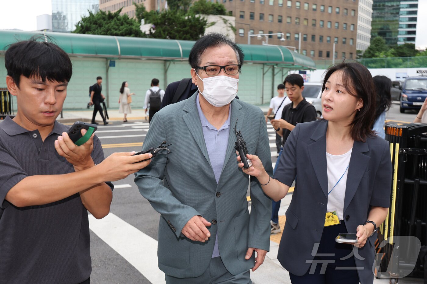 본문 이미지 - 김건희 여사와 친분을 이용해 각종 청탁을 받은 의혹이 제기된 건진법사 전성배 씨가 21일 서울 종로구에 마련된 민중기 특별검사팀(김건희 특검팀) 사무실로 향하고 있다.  2025.8.21/뉴스1 ⓒ News1 신웅수 기자