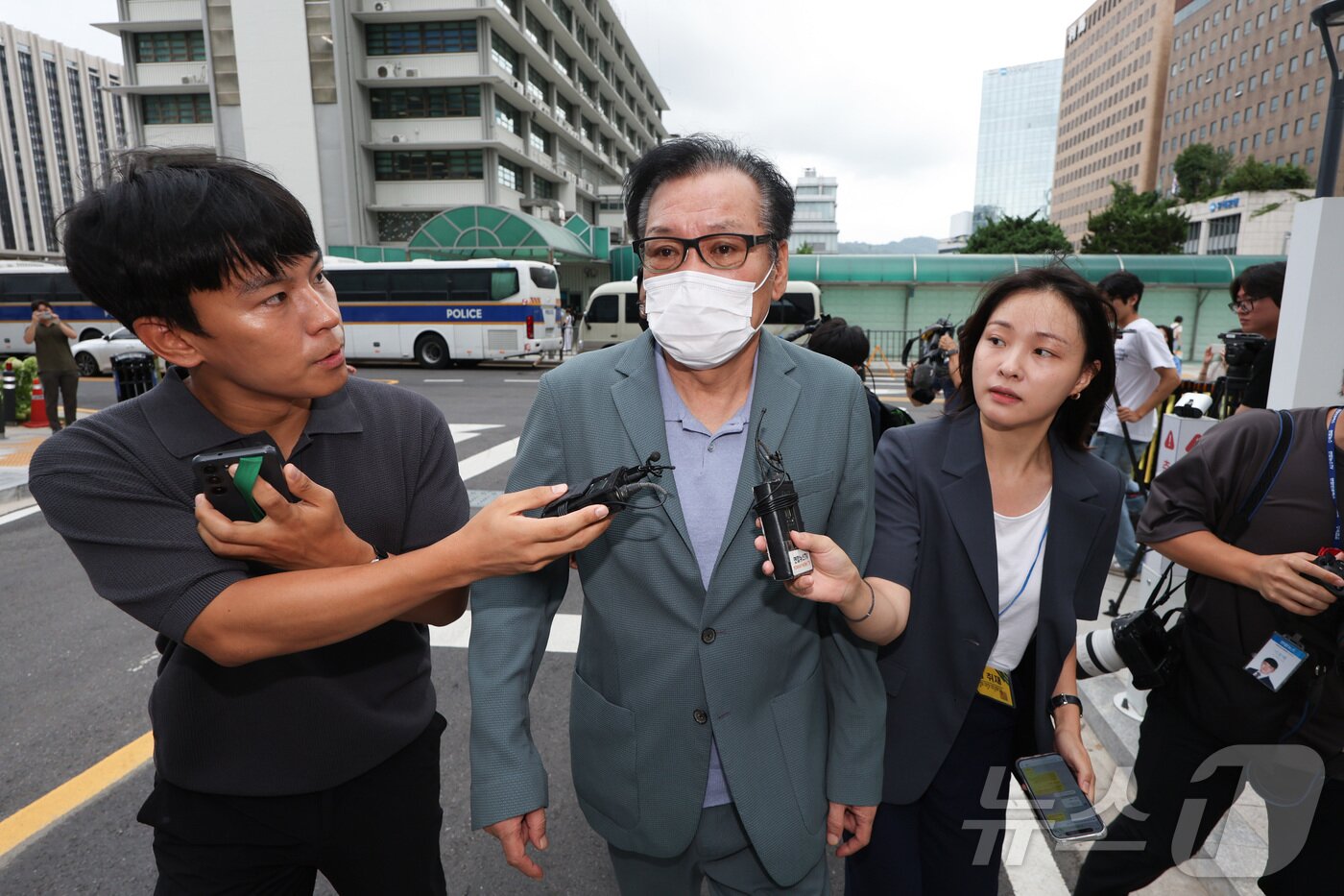 본문 이미지 - 김건희 여사와 친분을 이용해 각종 청탁을 받은 의혹이 제기된 건진법사 전성배 씨가 21일 서울 종로구에 마련된 민중기 특별검사팀(김건희 특검팀) 사무실로 향하고 있다.  2025.8.21/뉴스1 ⓒ News1 신웅수 기자