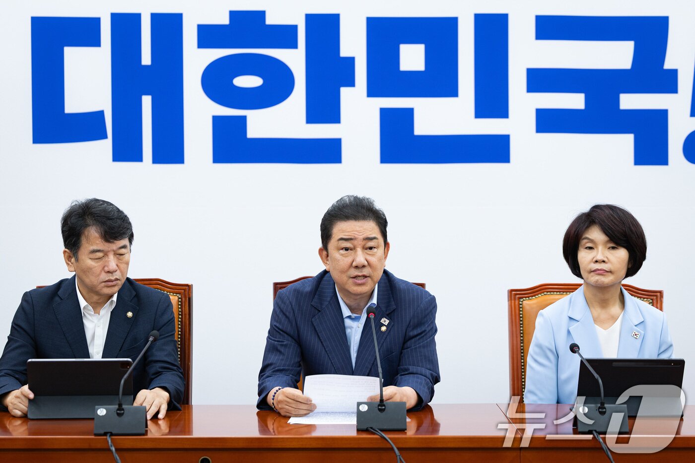 본문 이미지 - 김병기 더불어민주당 원내대표가 지난 21일 서울 여의도 국회에서 열린 정책조정회의에서 모두 발언을 하고 있다. 2025.8.21/뉴스1 ⓒ News1 유승관 기자