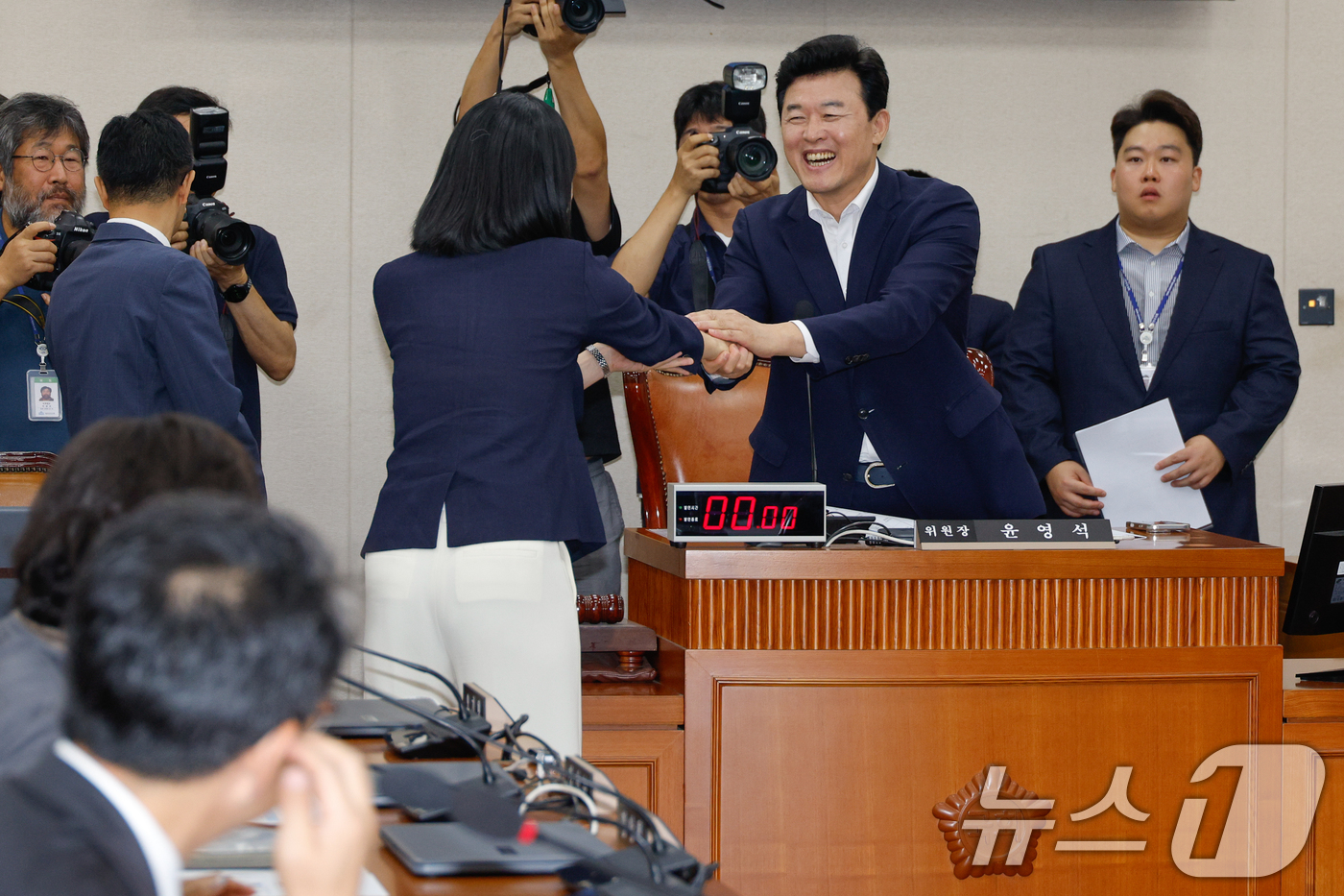 (서울=뉴스1) 안은나 기자 = 21일 오전 서울 여의도 국회에서 열린 연금개혁 특별위원회 제428회국회(임시회) 제3차 전체회의에서 윤영석 위원장이 김남희 더불어민주당 의원과 인 …