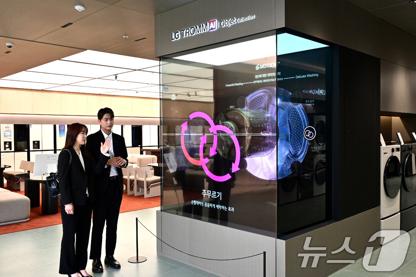 (서울=뉴스1) = LG전자가 혁신 기술, 브랜드 철학과 비전, 헤리티지를 한자리에서 경험할 수 있는 'LG전자 플래그십 D5'를 서울 강남구에 새롭게 오픈했다고 21일 밝혔다.사 …