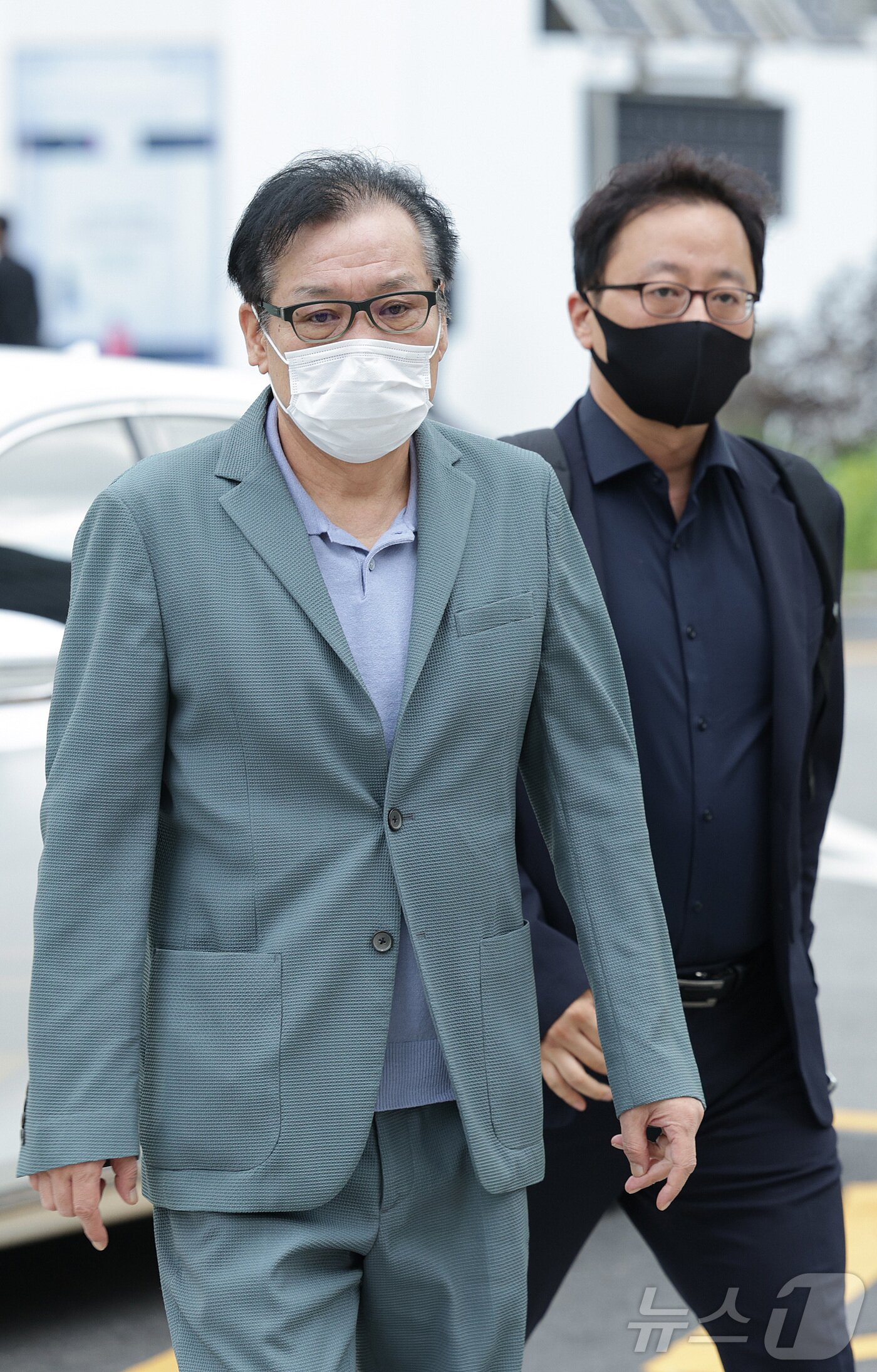 본문 이미지 - 김건희 여사와 친분을 이용해 각종 청탁을 받은 의혹이 제기된 건진법사 전성배 씨가 21일 서울 종로구에 마련된 민중기 특별검사팀(김건희 특검팀) 사무실로 향하고 있다.  2025.8.21/뉴스1 ⓒ News1 신웅수 기자