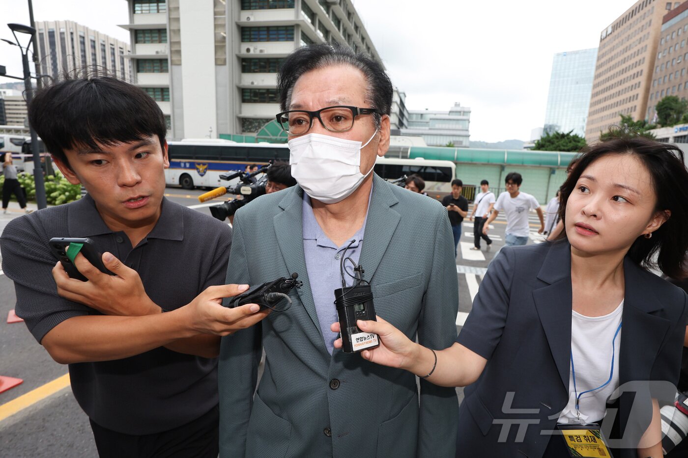 본문 이미지 - 김건희 여사와 친분을 이용해 각종 청탁을 받은 의혹이 제기된 건진법사 전성배 씨가 21일 서울 종로구에 마련된 민중기 특별검사팀(김건희 특검팀) 사무실로 향하고 있다. 전씨는 이날 오전 열리는 자신의 구속 전 피의자심문(영장실질심사)을 앞두고 '구속을 받아들이겠다'는 입장을 밝힌 것으로 확인됐다. 2025.8.21/뉴스1 ⓒ News1 신웅수 기자