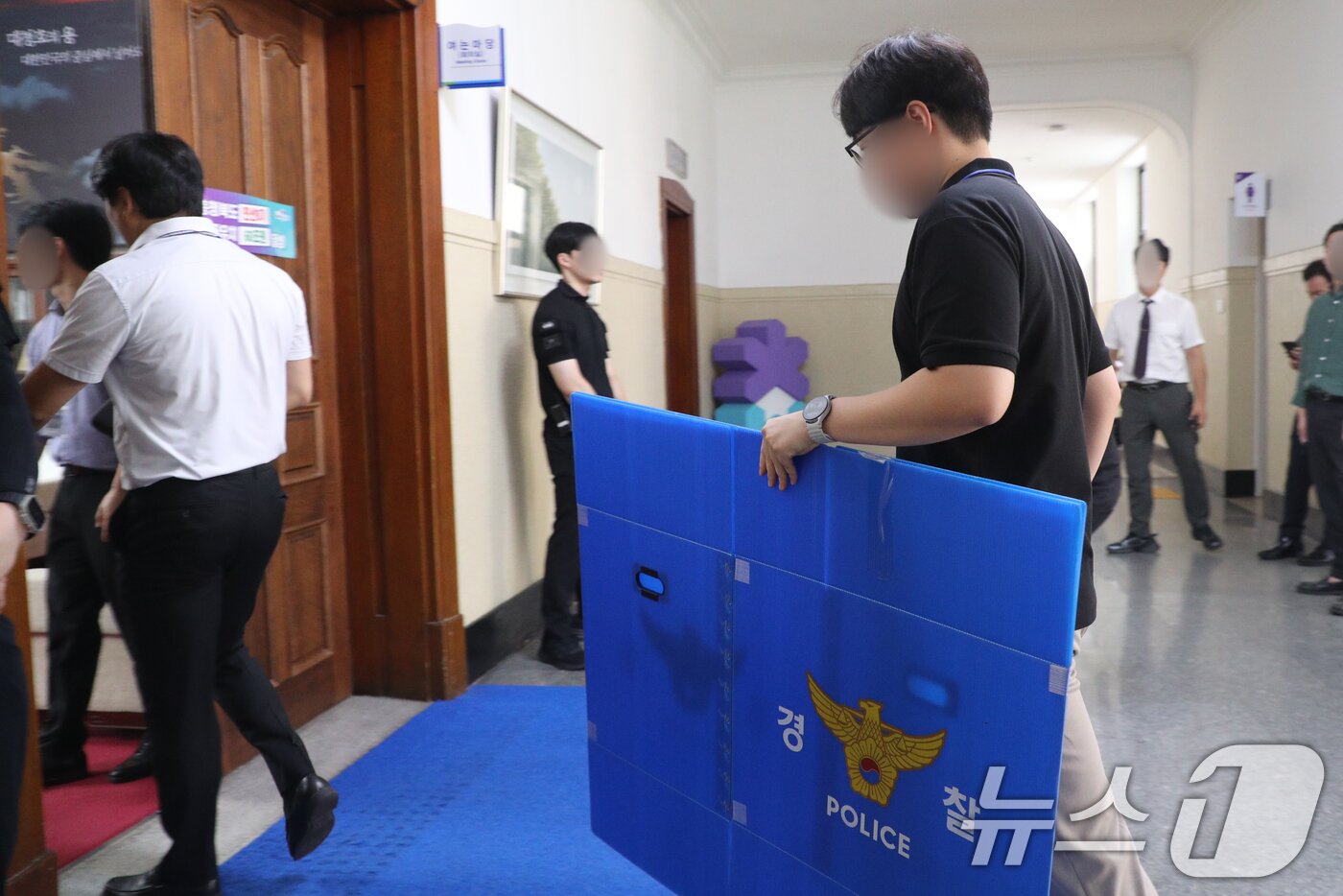 본문 이미지 - 충북경찰청이 21일 해외 출장길에 지역 기업인들에게 금품을 수수한 의혹을 받는 김영환 충북지사의 사무실을 압수수색하고 있다. 2025.8.21/뉴스1 ⓒ News1 김용빈 기자