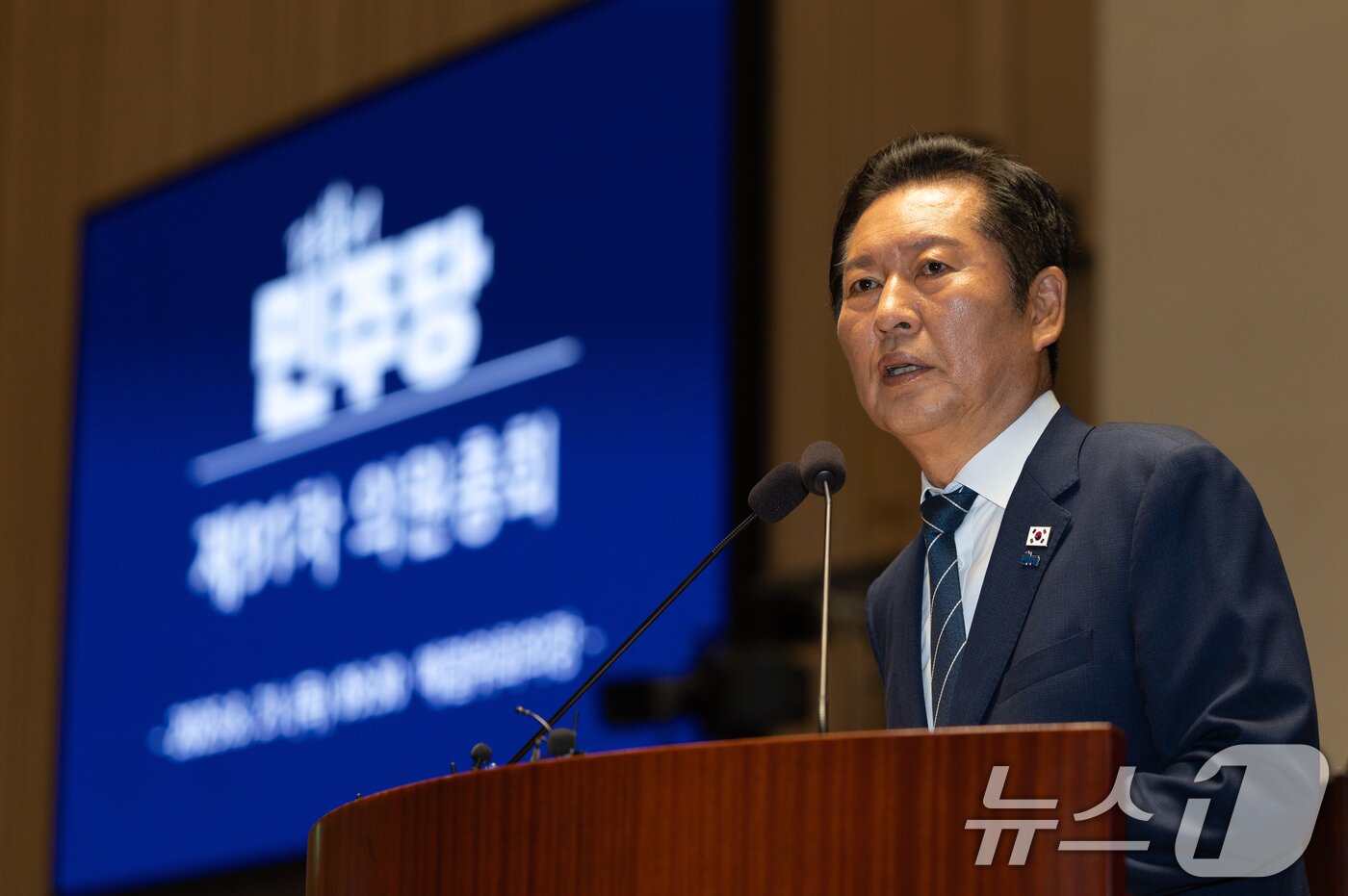 본문 이미지 - 정청래 더불어민주당 대표가 21일 서울 여의도 국회에서 열린 의원총회에서 모두발언하고 있다. 2025.8.21/뉴스1 ⓒ News1 이승배 기자