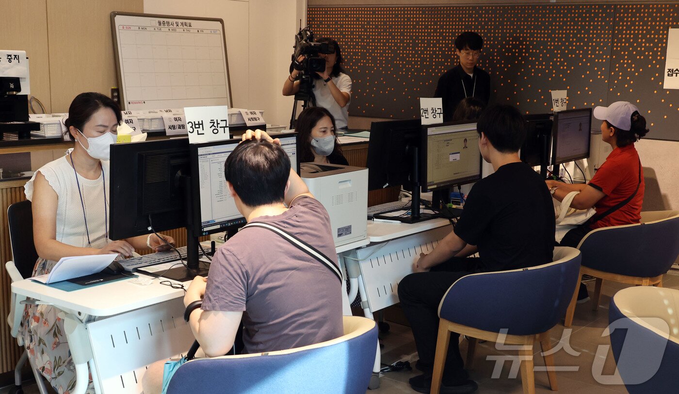 본문 이미지 - 2026학년도 수능 응시원서 접수가 시작된 21일, 서울 양천구 강서양천교육지원청에서 수험생들이 접수를 하고 있다. 2025.8.21/뉴스1 ⓒ News1 사진공동취재단