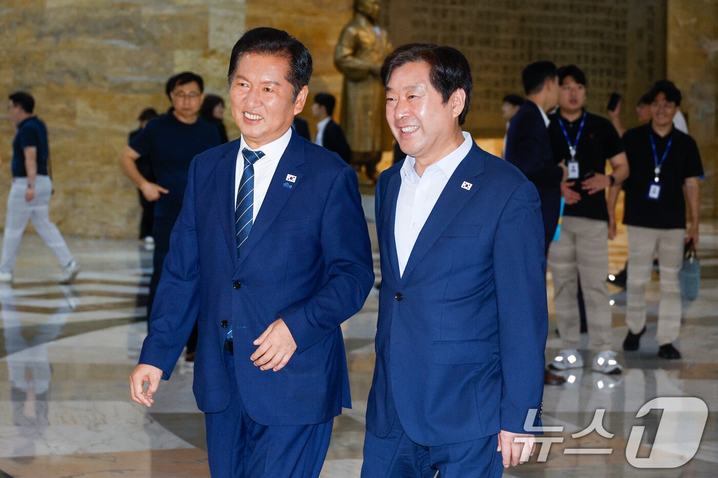 본문 이미지 - 정청래 더불어민주당 대표와 황명선 최고위원이 21일 서울 여의도 국회 본회의장에 입장하고 있다. 2025.8.21/뉴스1 ⓒ News1 안은나 기자