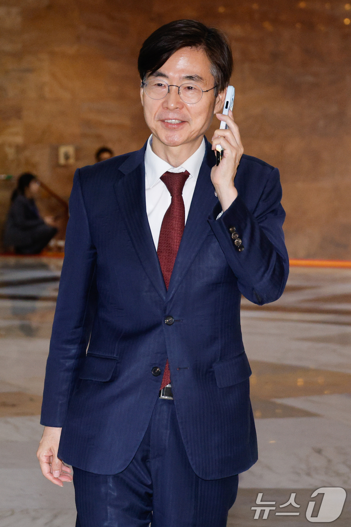 (서울=뉴스1) 안은나 기자 = 조경태 국민의힘 당대표 후보가 21일 서울 여의도 국회 본회의장에 입장하고 있다. 2025.8.21/뉴스1