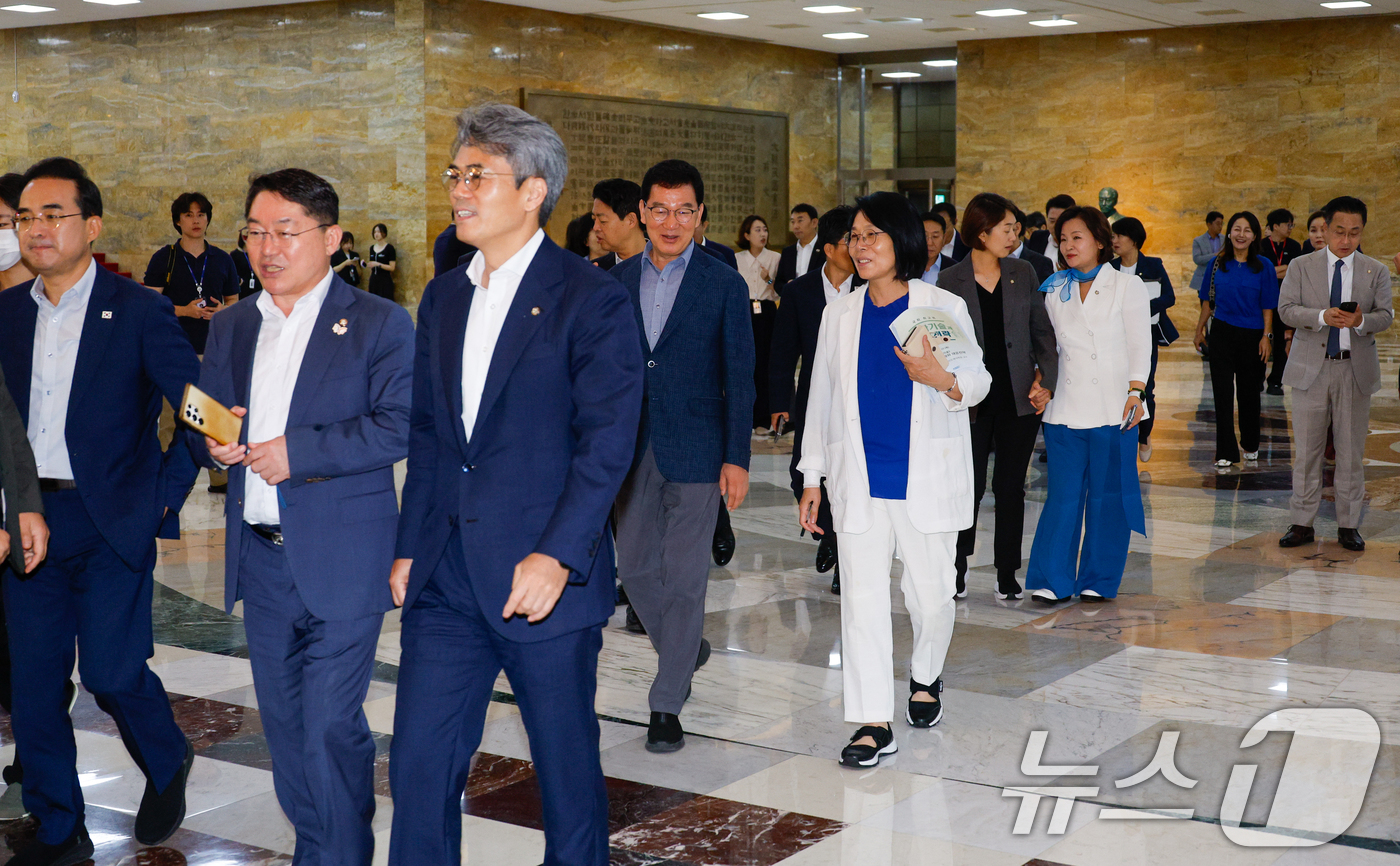 (서울=뉴스1) 안은나 기자 = 최민희 국회 과학기술정보방송통신위원장을 비롯해 더불어민주당 의원들이 21일 서울 여의도 국회 본회의장에 입장하고 있다. 2025.8.21/뉴스1